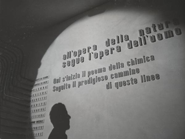 Milano - Fiera campionaria del 1950 - Padiglione Montecatini - Sala presentazione - Sala geologia - Particolare della parete