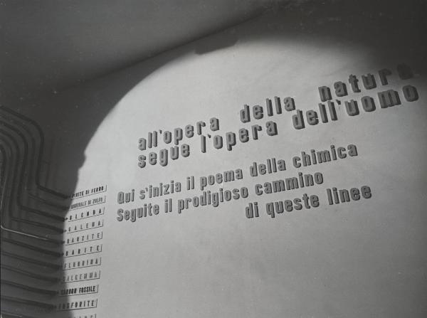 Milano - Fiera campionaria del 1950 - Padiglione Montecatini - Sala presentazione - Sala geologia - Particolare della parete