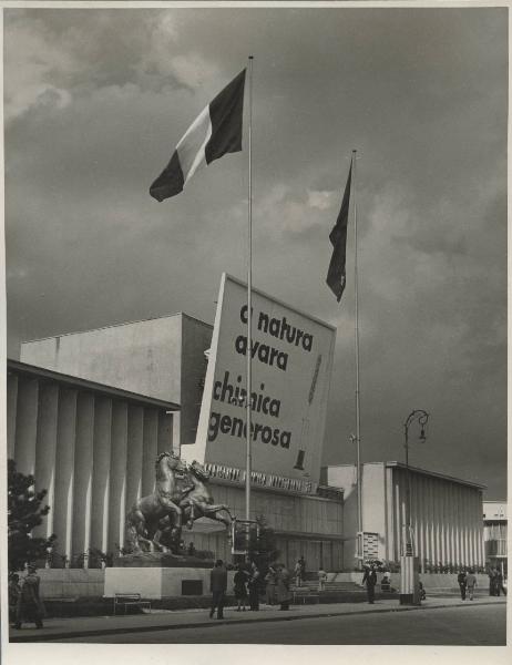 Milano - Fiera campionaria del 1950 - Padiglione chimica industriale - Esterno - Statua equestre - Bandiere