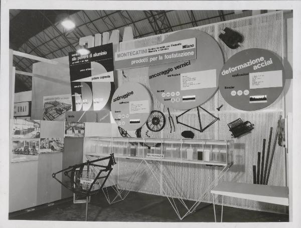 Milano - Fiera campionaria del 1950 - Posteggio esterno Montecatini - Stand prodotti per la fosfatazione