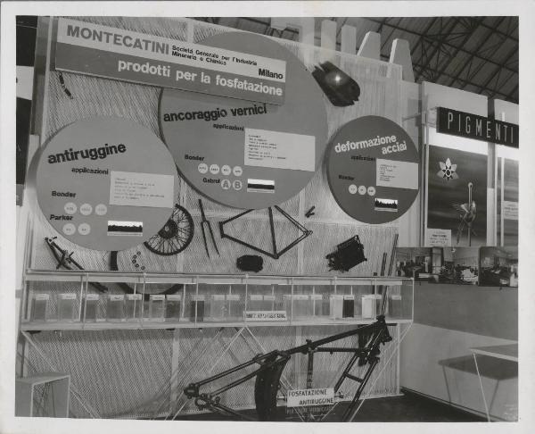 Milano - Fiera campionaria del 1950 - Posteggio esterno Montecatini - Stand prodotti per la fosfatazione