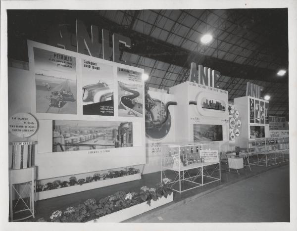 Milano - Fiera campionaria del 1950 - Posteggio esterno Montecatini - Stand ANIC