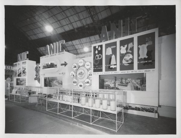 Milano - Fiera campionaria del 1950 - Posteggio esterno Montecatini - Stand ANIC