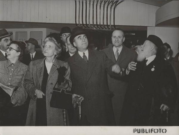 Milano - Fiera campionaria del 1950 - Padiglione Montecatini - James C. Dunn, la signora Dunn e Giuseppe Pontremoli