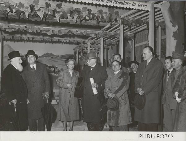 Milano - Fiera campionaria del 1950 - Padiglione Montecatini - Sala agricoltura - James C. Dunn, signora Dunn, Giuseppe Pontremoli e Luigi Gasparotto