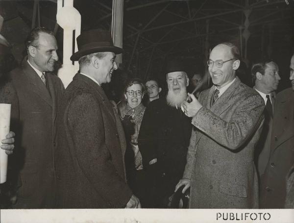 Milano - Fiera campionaria del 1950 - Padiglione Montecatini - Sala prodotti chimici diversi - James C. Dunn, Michele Guido Franci e Giuseppe Pontremoli