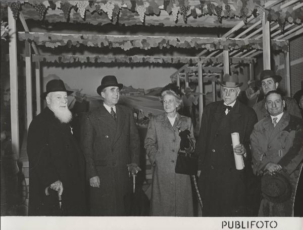 Milano - Fiera campionaria del 1950 - Padiglione Montecatini - Sala agricoltura - Luigi Gasparotto, James C. Dunn, Giuseppe Pontremoli e signora Dunn