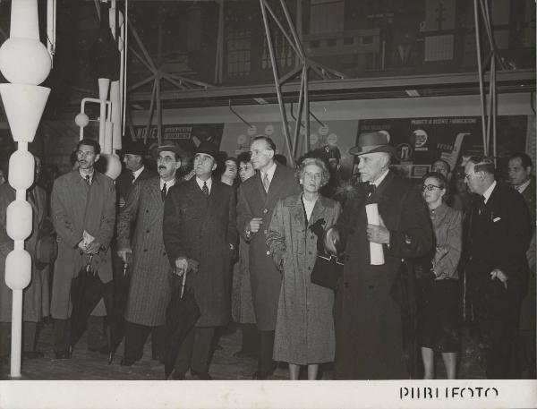 Milano - Fiera campionaria del 1950 - Padiglione Montecatini - Sala prodotti chimici diversi - Luigi Gasparotto, James C. Dunn e signora Dunn