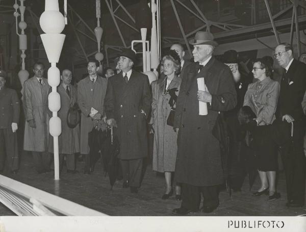 Milano - Fiera campionaria del 1950 - Padiglione Montecatini - Sala prodotti chimici diversi - Luigi Gasparotto, James C. Dunn, signora Dunn e Giuseppe Pontremoli