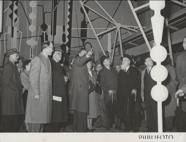 Milano - Fiera campionaria del 1950 - Padiglione Montecatini - Sala prodotti chimici diversi - Luigi Gasparotto, James C. Dunn, signora Dunn, Michele Guido Franci e Giuseppe Pontremoli