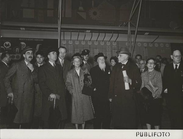 Milano - Fiera campionaria del 1950 - Padiglione Montecatini - Sala prodotti chimici diversi - Luigi Gasparotto, James C. Dunn, signora Dunn e Giuseppe Pontremoli