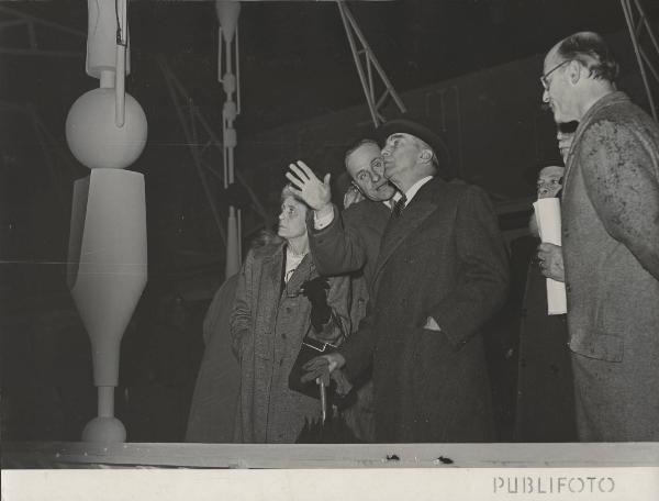 Milano - Fiera campionaria del 1950 - Padiglione Montecatini - Sala prodotti chimici diversi - James C. Dunn, signora Dunn e Michele Guido Franci