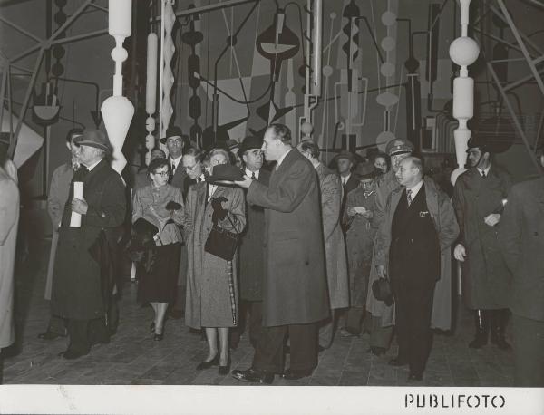 Milano - Fiera campionaria del 1950 - Padiglione Montecatini - Sala prodotti chimici diversi - Luigi Gasparotto, James C. Dunn e signora Dunn