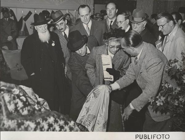 Milano - Fiera campionaria del 1950 - Padiglione Montecatini - Sala Rhodiaceta - Luigi Gasparotto, James C. Dunn, signora Dunn e Giuseppe Pontremoli