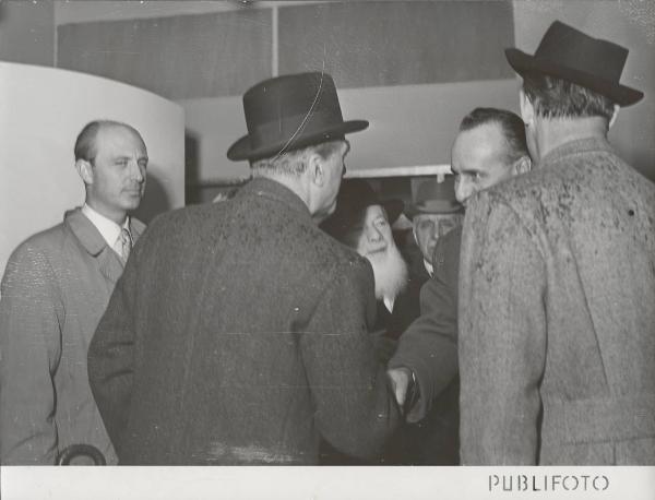 Milano - Fiera campionaria del 1950 - Padiglione Montecatini - James C. Dunn, Giuseppe Pontremoli e Luigi Gasparotto