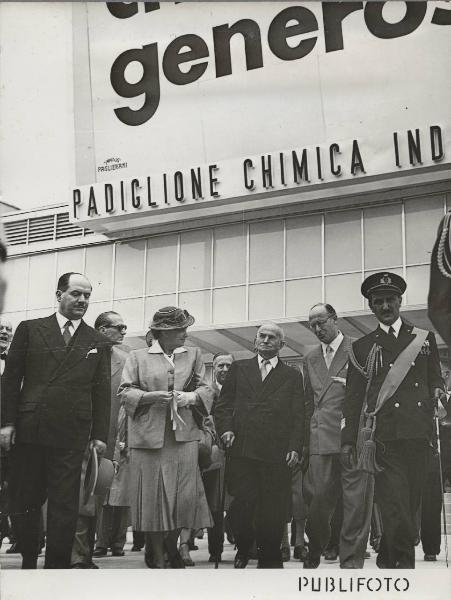 Milano - Fiera campionaria del 1950 - Padiglione Chimica industriale - Esterno - Luigi Einaudi, Ida Pellegrini, Michele Guido Franci e Giuseppe Togni