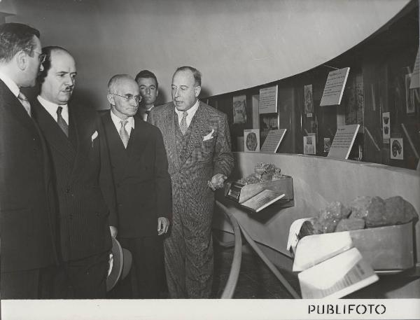 Milano - Fiera campionaria del 1950 - Padiglione Montecatini - Sala geologia - Luigi Einaudi, Carlo Faina e Giuseppe Togni