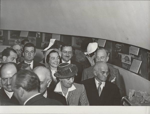 Milano - Fiera campionaria del 1950 - Padiglione Montecatini - Sala geologia - Luigi Einaudi, Ida Pellegrini, Carlo Faina e Giuseppe Togni