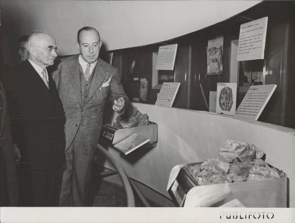 Milano - Fiera campionaria del 1950 - Padiglione Montecatini - Sala geologia - Luigi Einaudi e Carlo Faina