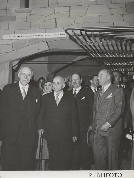 Milano - Fiera campionaria del 1950 - Padiglione Montecatini - Sala agricoltura - Luigi Gasparotto, Ida Pellegrini, Luigi Einaudi, Giuseppe Togni e Carlo Faina