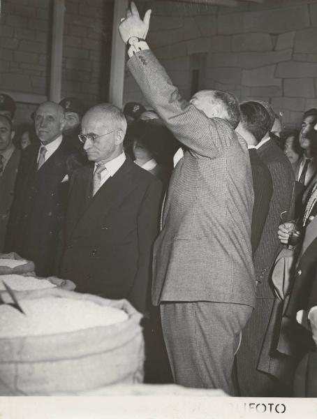 Milano - Fiera campionaria del 1950 - Padiglione Montecatini - Sala agricoltura - Luigi Gasparotto, Luigi Einaudi e Carlo Faina