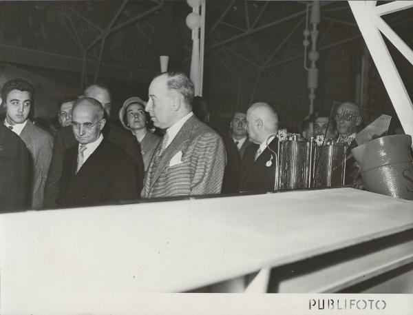 Milano - Fiera campionaria del 1950 - Padiglione Montecatini - Sala prodotti chimici diversi - Luigi Einaudi e Carlo Faina