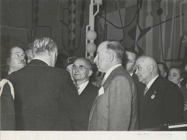 Milano - Fiera campionaria del 1950 - Padiglione Montecatini - Sala prodotti chimici diversi - Luigi Einaudi, Carlo Faina e Giuseppe Togni