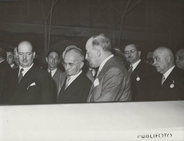 Milano - Fiera campionaria del 1950 - Padiglione Montecatini - Sala prodotti chimici diversi - Luigi Einaudi, Carlo Faina e Giuseppe Togni