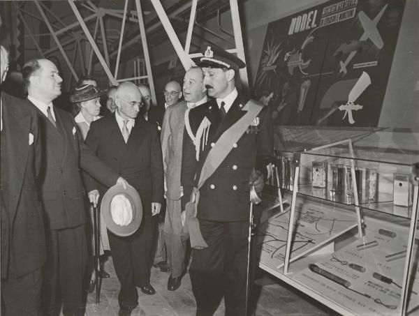 Milano - Fiera campionaria del 1950 - Padiglione Montecatini - Sala prodotti chimici diversi - Sezione Nobel - Luigi Einaudi, Ida Pellegrini, Carlo Faina e Giuseppe Togni