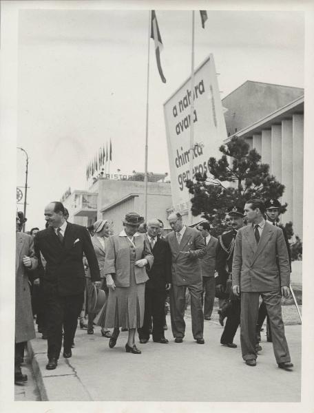 Milano - Fiera campionaria del 1950 - Padiglione Montecatini - Esterno - Luigi Einaudi, Ida Pellegrini, Michele Guido Franci e Giuseppe Togni