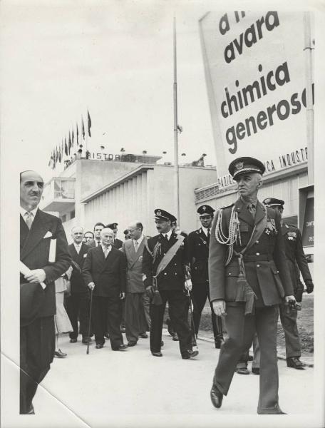 Milano - Fiera campionaria del 1950 - Padiglione Montecatini - Esterno - Luigi Einaudi e Michele Guido Franci