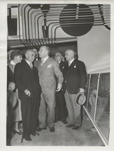 Milano - Fiera campionaria del 1950 - Padiglione Montecatini - Sala prodotti chimici diversi - Luigi Einaudi, Ida Pellegrini e Carlo Faina