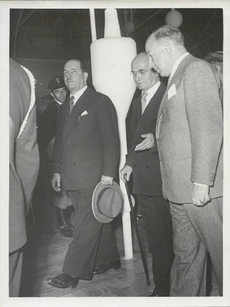 Milano - Fiera campionaria del 1950 - Padiglione Montecatini - Sala prodotti chimici diversi - Luigi Einaudi, Giuseppe Togni e Carlo Faina