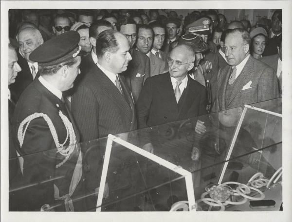 Milano - Fiera campionaria del 1950 - Padiglione Montecatini - Luigi Einaudi, Giuseppe Togni, Ida Pellegrini e Carlo Faina