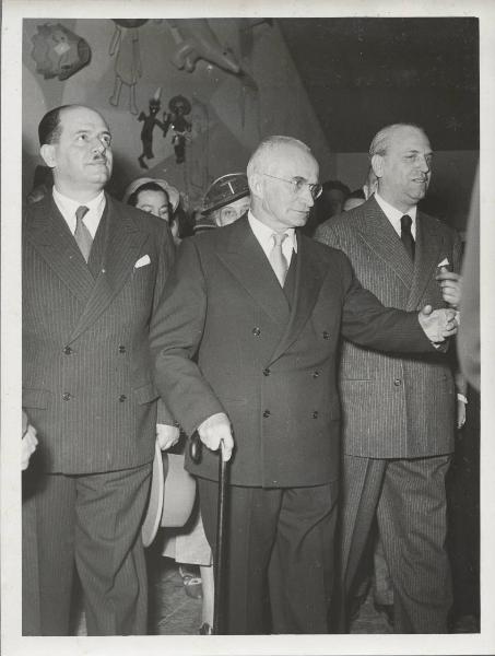 Milano - Fiera campionaria del 1950 - Padiglione Montecatini - Sala materie plastiche - Luigi Einaudi, Giuseppe Togni e Piero Giustiniani