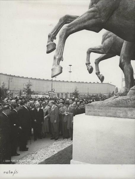 Milano - Fiera campionaria del 1950 - Esterno - Gruppo scultoreo "L'energia" - Luigi Einaudi, Ida Pellegrini e Carlo Faina