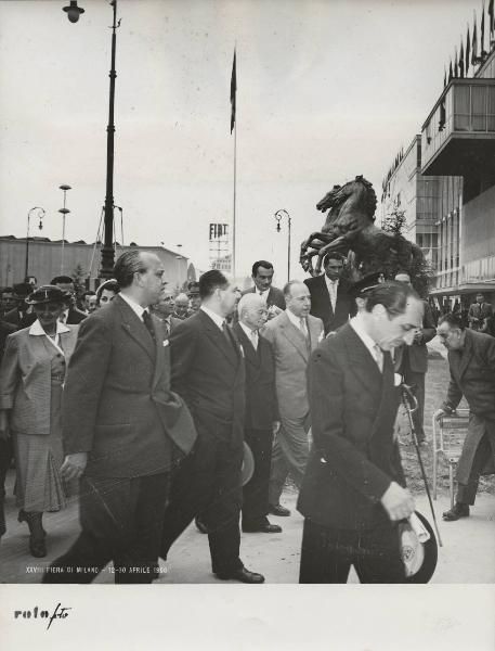 Milano - Fiera campionaria del 1950 - Esterno - Statua equestre - Luigi Einaudi, Carlo Faina, Giuseppe Togni, Piero Giustiniani e Ida Pellegrini