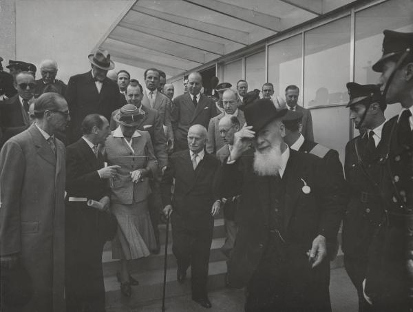 Milano - Fiera campionaria del 1950 - Padiglione Montecatini - Esterno - Luigi Einaudi, Carlo Faina, Piero Giustiniani, Ida Pellegrini, Giuseppe Pontremoli e Michele Guido Franci