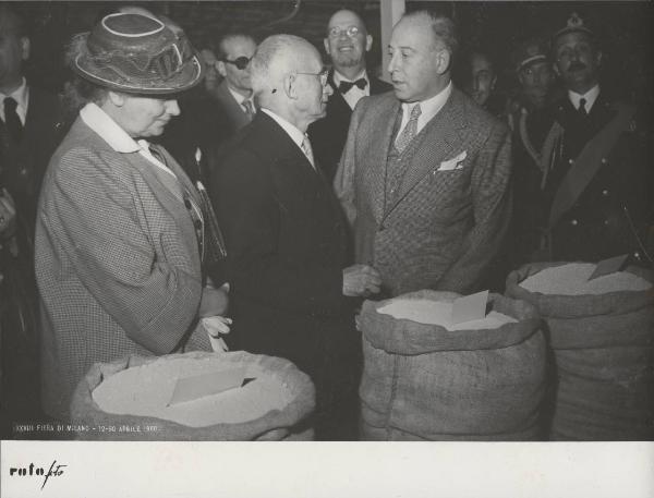 Milano - Fiera campionaria del 1950 - Padiglione Montecatini - Sala energia e agricoltura - Luigi Einaudi, Carlo Faina e Ida Pellegrini