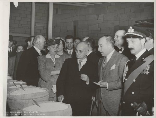 Milano - Fiera campionaria del 1950 - Padiglione Montecatini - Luigi Einaudi, Ida Pellegrini e Carlo Faina