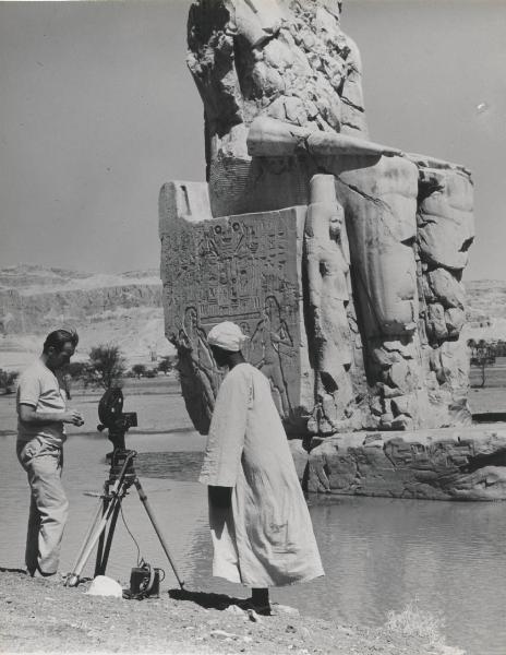 Settore cinematografico - Documentario "L'oro bianco del Nilo" - Luxor - Colossi di Memnone - Ripresa cinematografica