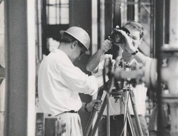 Settore cinematografico - Documentario "Itinerario industriale" - Mantova - Stabilimento chimico - Troupe