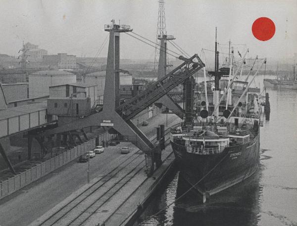 Settore cinematografico - Documentario "Itinerario industriale" - Porto Marghera - Nave in porto