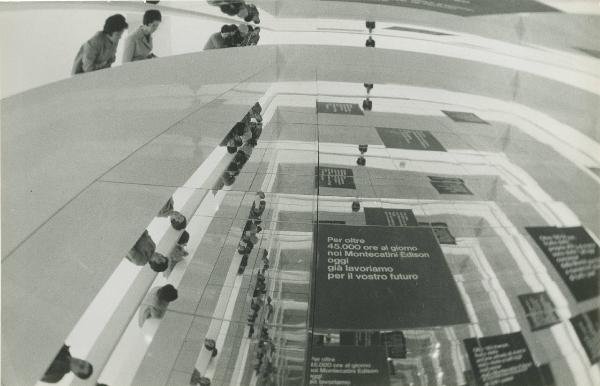 Milano - Fiera campionaria del 1967 - Padiglione Montecatini Edison - Sala espositiva a specchi - Visitatori