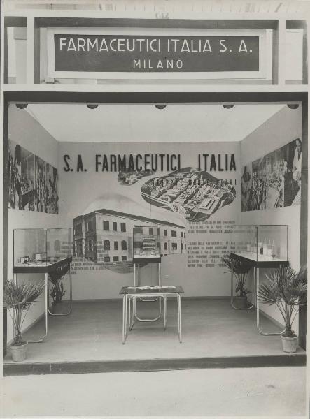 Bari - Fiera del Levante del 1938 - Stand società Farmaceutici Italia