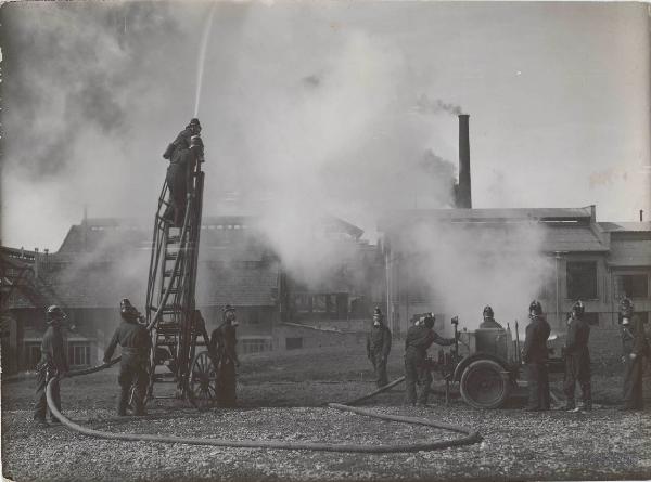 Cesano Maderno - ACNA (Aziende colori nazionali e affini) - Reparto antincendio - Esercitazione pompieristica