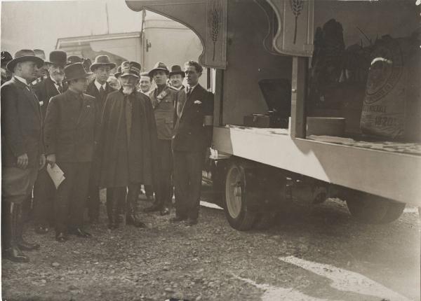 Roma - Fiera - Visita autorità - Benito Mussolini - Emilio De Bono - Esposizione prodotti Montecatini