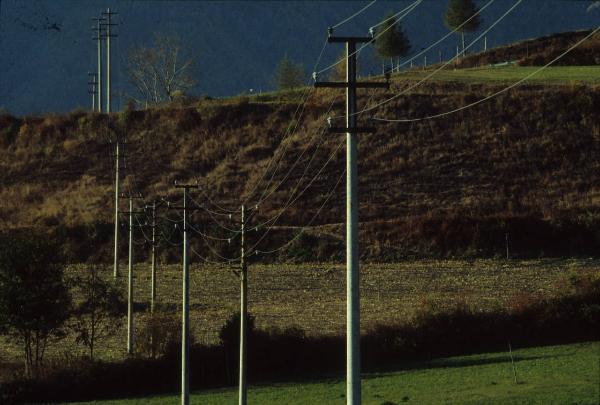 Montagna - Pali corrente elettrica industriale trifase