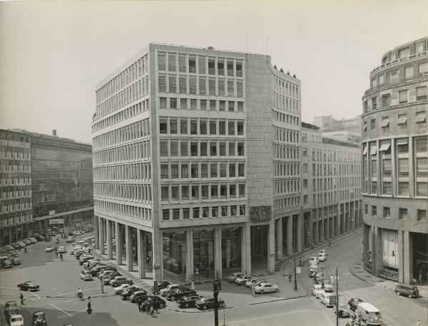 Milano - Piazza San Babila - Sede dell'Istituto italiano dei plastici