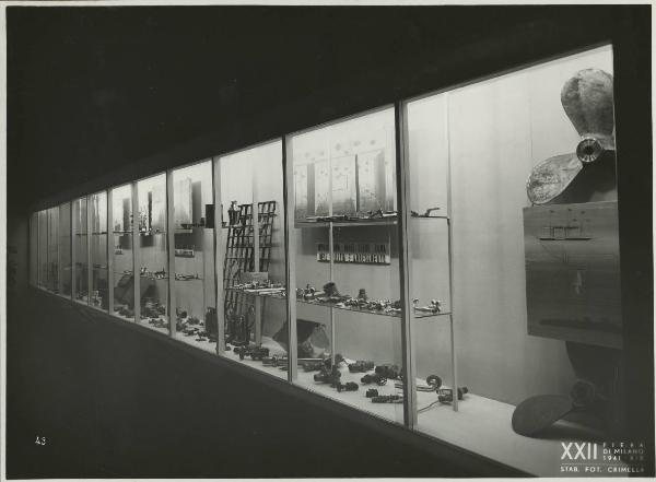 Milano - Fiera campionaria del 1941 - Padiglione Montecatini - Sala allestita - Esposizione manufatti in metallo